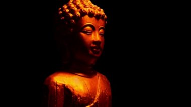 Yangın Glow Içinde Buda heykeli