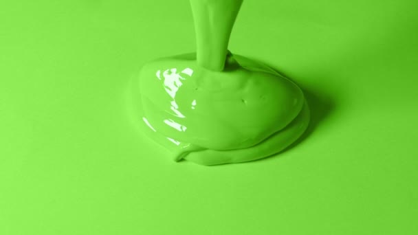 Pintura Verde Vertida Sobre Superficie Verde — Vídeos de Stock
