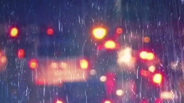 Поток Трафика Ночью Через Дождливое Окно — стоковое видео