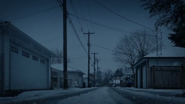 Neve Cai Estrada Entre Casas Noite — Vídeo de Stock