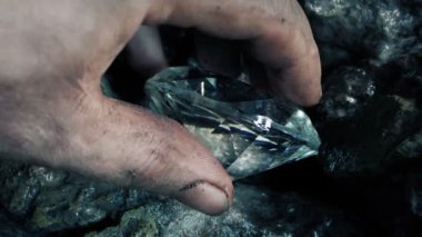 Adam alır yukarı Diamond kapalı Rocks