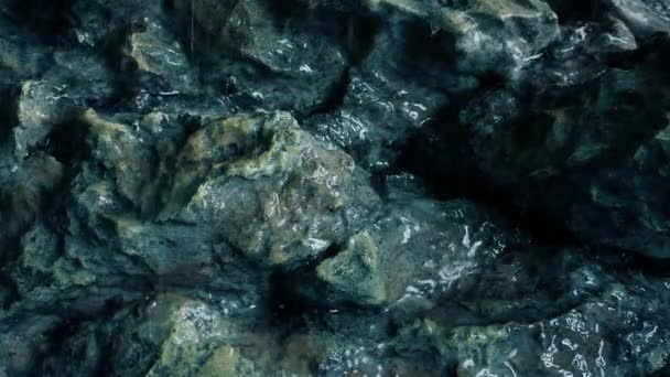 Yağmur Falling Üzerinde Rocks Closeup — Stok video