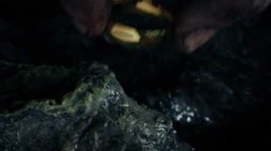 Sihirli yüzük aldı ve Rocks üzerinde Falling