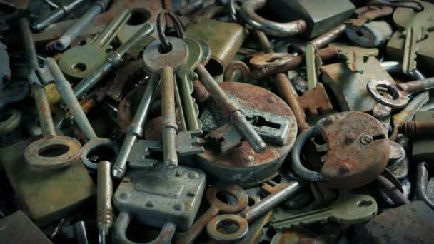 Přesun nad velkou hromadou starých klíčů a zámků
