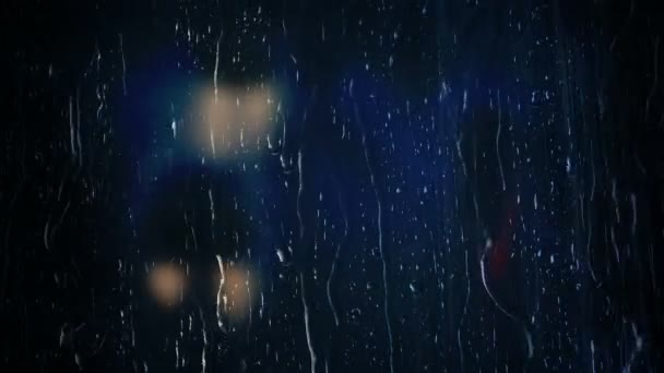 遠くにボケ車のライトと窓の上に雨 — ストック動画