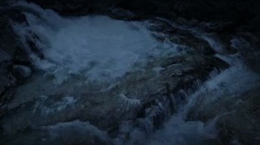 Büyük nehir akşam kayalar üzerinde Rushes