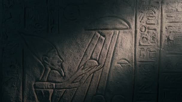 Ufoとエジプト人を示す壁アートの光のシャフト — ストック動画