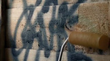 Kişi Çit Üzerine Graffiti Over Boyalar