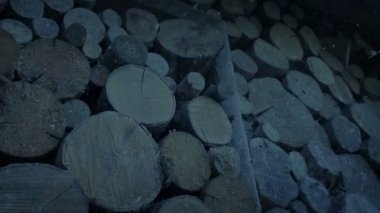 Akşam kütüğüne kar yağıyor