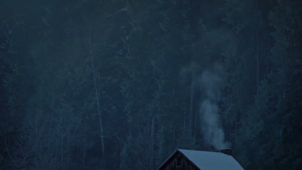 Aumento Humo Casa Bosque Nevado Atardecer — Vídeos de Stock