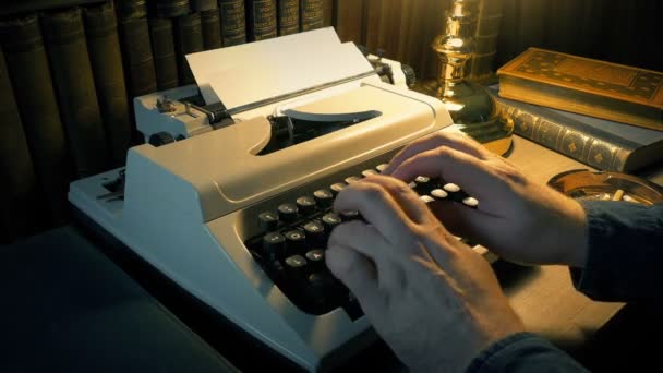 Homme utilise une machine à écrire dans la salle d'étude avec de nombreux livres 