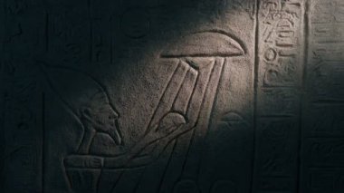 Meşale Ufo Mısır Duvar Sanatı Üzerinde Parlar