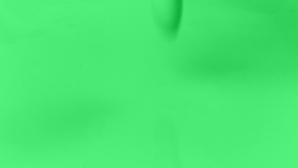 Pintura Verde Vertiendo Sobre Superficie Verde — Vídeo de stock