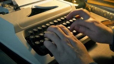 Kitaplı Odada Yazan Adamı Uzaklaştır