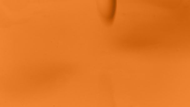 Vernice Arancione Versando Sulla Superficie Arancione — Video Stock