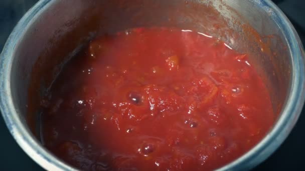 Posiekane Pomidory Gotowanie Doniczce — Wideo stockowe