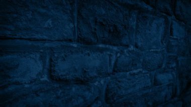 Gece Geçen Ev Duvarı