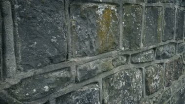 Geçen Eski Kaya Duvarı