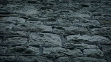 Heybetli Taş Duvar Düşük Açılı Hareketli Çekim