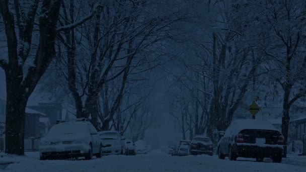 Abend Schneit Auf Der Stadtstraße — Stockvideo