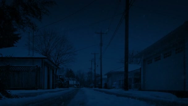 Sneeuwt Weg Achter Huizen Nachts — Stockvideo