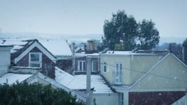 Etrafında Uçan Kuşlar ile Evlerde Rüzgarlı Kar Yağışı