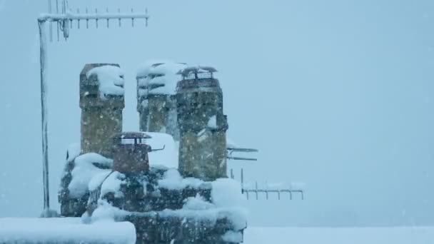 Skorstenar Och Antenner Taket Täckt Snö — Stockvideo