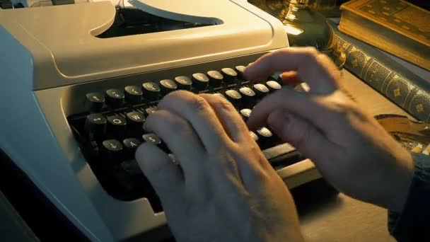 Homme Dactylographie Rotation Zoom arrière 