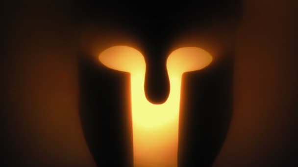 Casque grec antique rayonnant de l'intérieur 