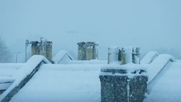 Schornsteine Auf Dächern Bei Schneefall — Stockvideo