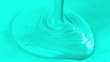 Siyan boya Closeup Dökülür