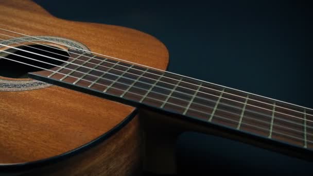 Guitarra Revelada Sob Folha Veludo — Vídeo de Stock