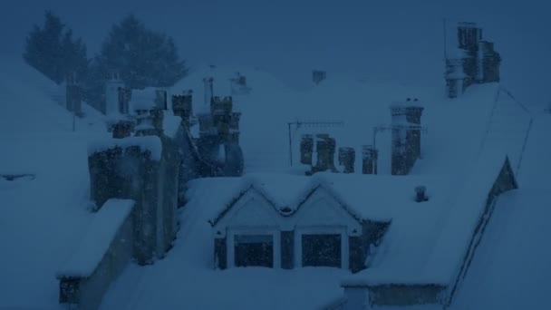 Σπίτια Χιόνι Που Πέφτουν Βράδυ — Αρχείο Βίντεο