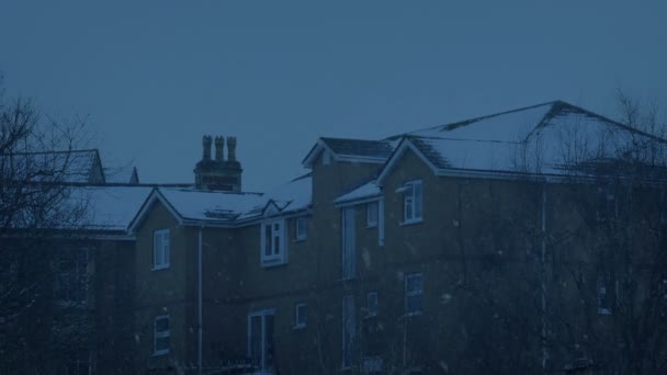 Edificio Apartamentos Nevadas Por Noche — Vídeo de stock