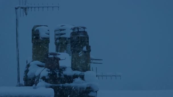Schornsteine Stürmischem Abend Mit Schnee Bedeckt — Stockvideo