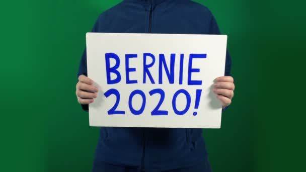 Bernie Sanders 2020 Schild Mit Alpha Matt Hochgehalten — Stockvideo