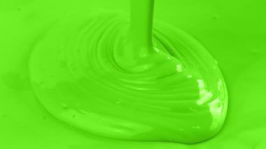 Yeşil Boya Yakından Dolduruldu