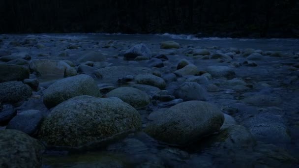 Akşamları Rocky Nehri Geçiyoruz — Stok video