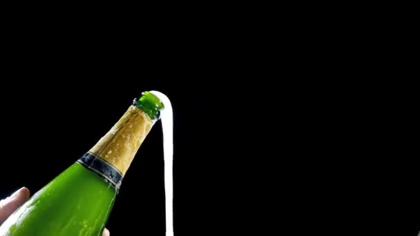 Muž Otevírá Šampaňské Syčí — Stock video