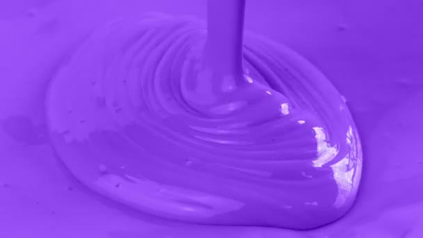 Pintura Púrpura Vierte Primer Plano Shot — Vídeos de Stock