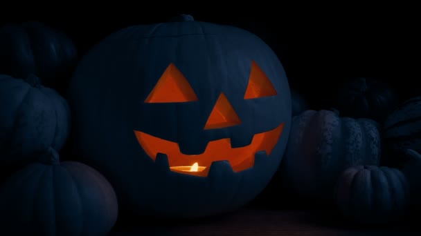 Dýně Zářící Tmě Stole Halloween — Stock video