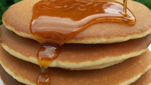 Colazione Pancake Stack Con Sciroppo Versato Loro — Video Stock