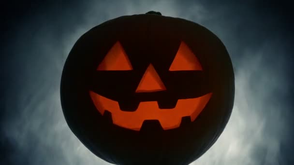 Cara Calabaza Halloween Asustadiza Con Humo Brillante — Vídeo de stock
