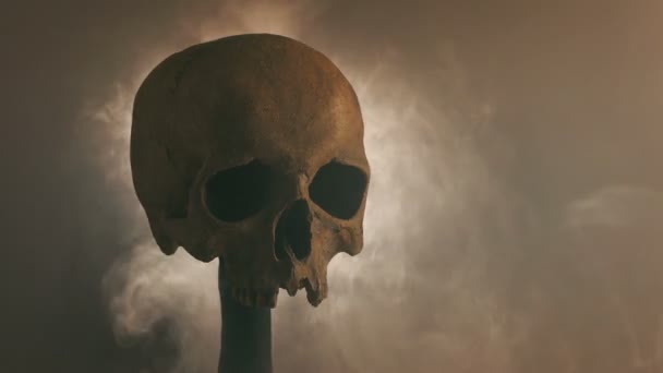 烟雾弥漫的战场上的骷髅 — 图库视频影像