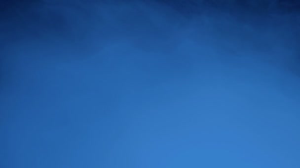 Un scientifique récupère un échantillon de laboratoire dans un gaz de refroidissement 