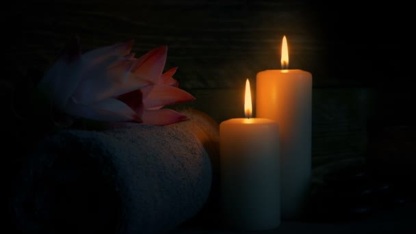 牙龈下的蜡烛与放松温泉中的花朵 — 图库视频影像