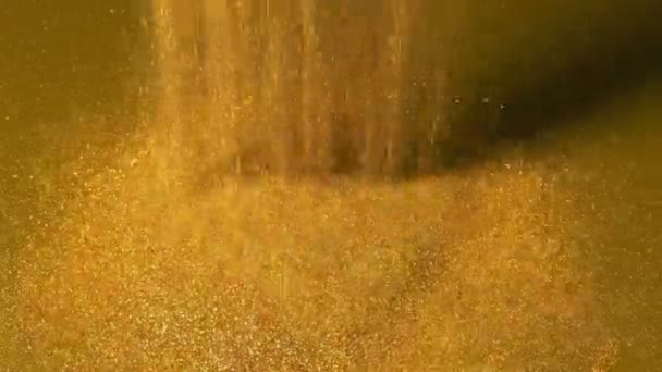Poussière d'or est versé dans la pile 