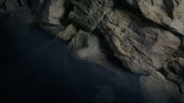 Karanlık Su Kaya Duvarı