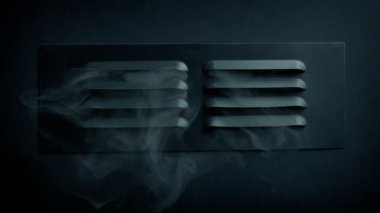 Havalandırma ızgarasından duman geliyor. Yangın, kaza konsepti.