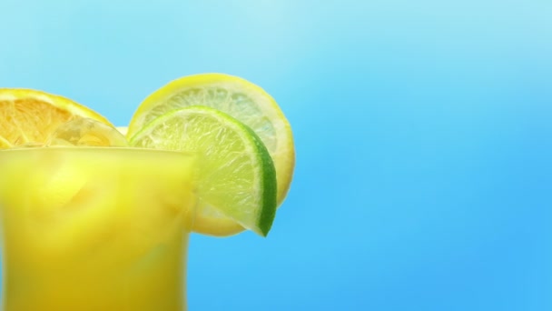 Boisson Tropicale Passante Avec Des Tranches Citron Chaux Orange — Video